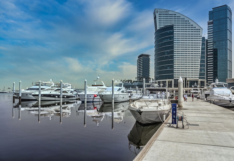 Wide angle shot of a harbor in Dubai under a clear blue sky